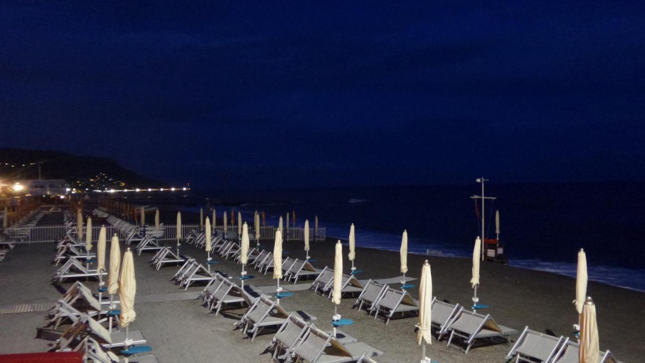 Ghiro Ghiotto Bed and Breakfast Pietra Ligure Buitenkant foto