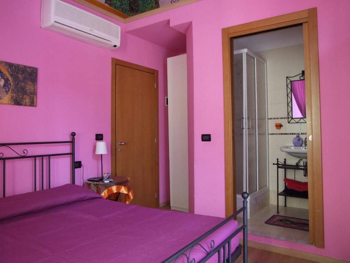 Ghiro Ghiotto Bed and Breakfast Pietra Ligure Buitenkant foto