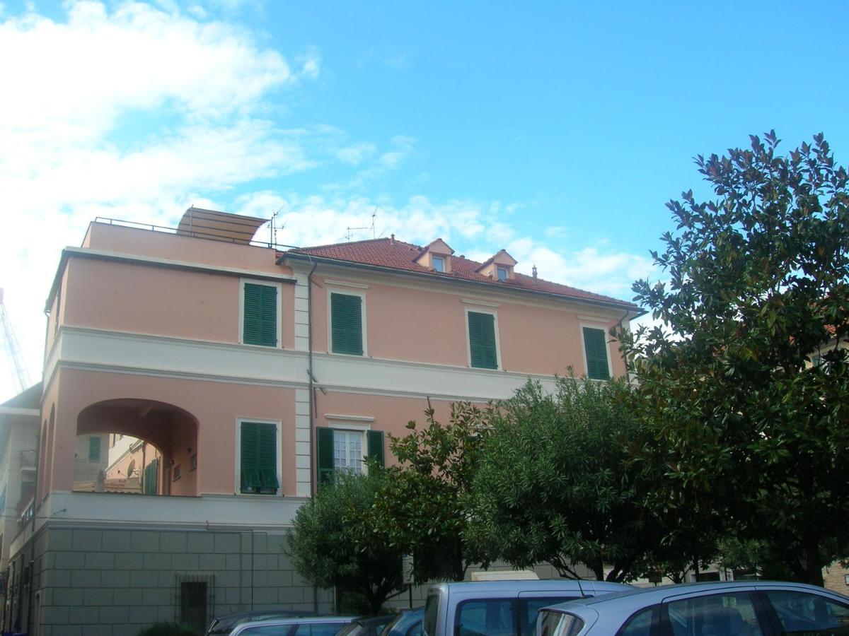 Ghiro Ghiotto Bed and Breakfast Pietra Ligure Buitenkant foto