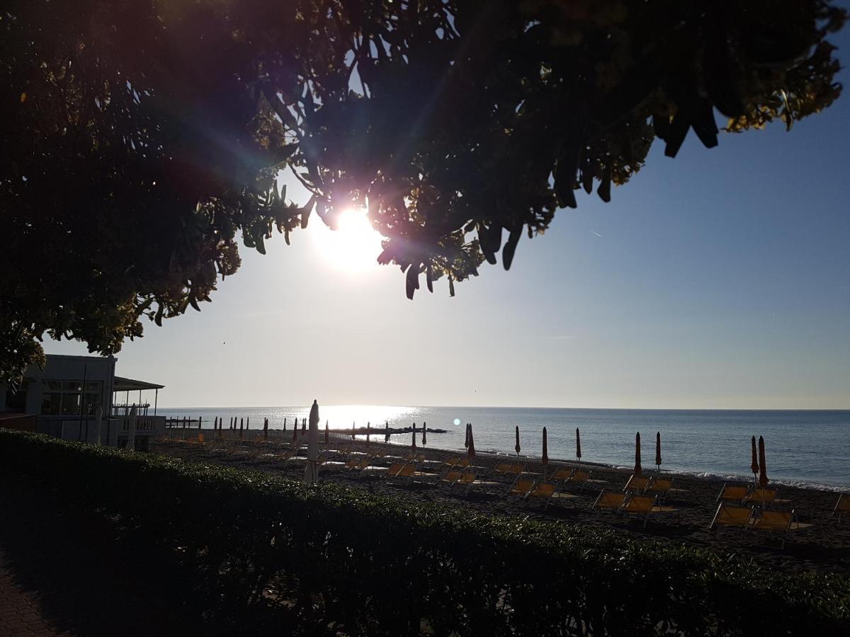 Ghiro Ghiotto Bed and Breakfast Pietra Ligure Buitenkant foto