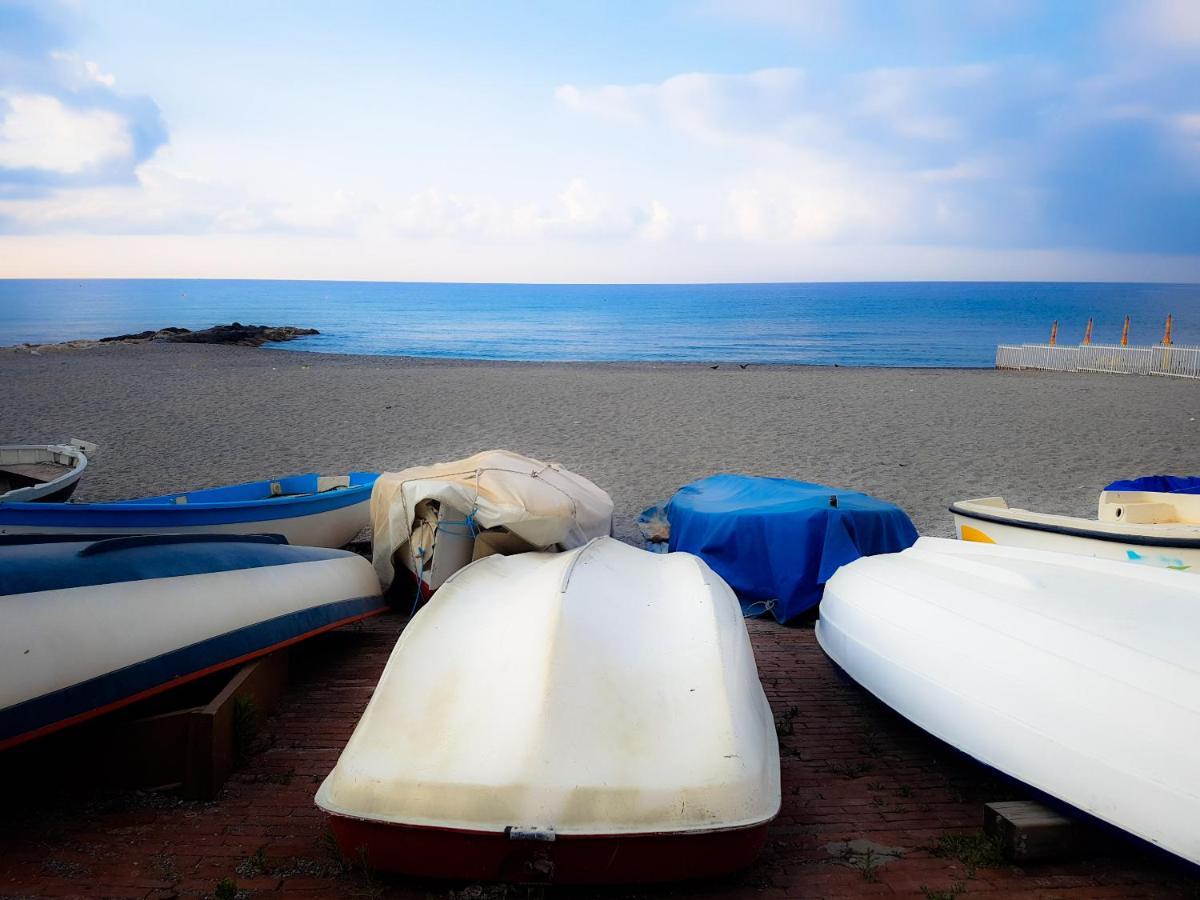 Ghiro Ghiotto Bed and Breakfast Pietra Ligure Buitenkant foto