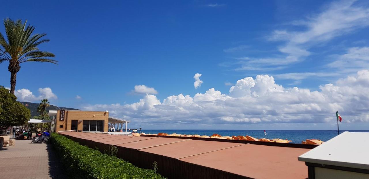 Ghiro Ghiotto Bed and Breakfast Pietra Ligure Buitenkant foto